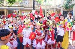 Khoảnh khắc đáng yêu của trẻ lớp 1 lần đầu tới nhận lớp, nhận cô