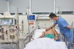 Nam thanh niên 19 tuổi sốc, suy đa tạng do sốt xuất huyết