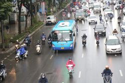 Tóm gọn hai đối tượng chuyên trộm cắp tại điểm dừng xe buýt 149 Xuân Thủy