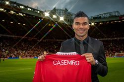 Casemiro ra mắt Man United