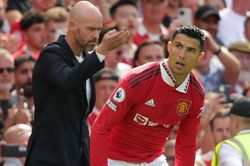 HLV Ten Hag lấy chiến thắng trước Liverpool để 'đe' Ronaldo