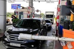 Ô tô tông gãy barie trạm ETC: Tài xế và nhà thầu bắt đền lẫn nhau