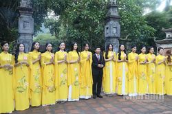 Thí sinh Cuộc thi Người đẹp Hoa Lư dâng hương tại Khu di tích lịch sử, văn hóa Cố đô Hoa Lư