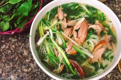 Phở vịt quay béo ngậy thơm lừng đặc sản xứ Lạng, ăn một lần là nhớ mãi