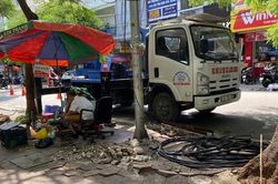 Hải Phòng: Nhiều học sinh mầm non hoảng sợ vì cột điện gần trường bất ngờ gãy đổ