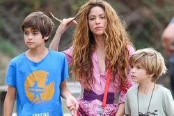 Shakira trông buồn bã