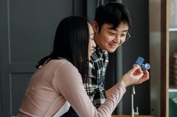 Nên hay không nên có tình yêu công sở