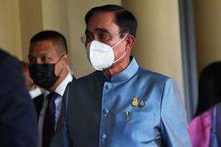 Thủ tướng Thái Lan Prayuth Chan-o-cha bị đình chỉ chức vụ