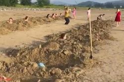 Xôn xao việc du khách nằm dưới 'huyệt mộ tự đào' ở bãi biển Cửa Lò