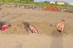 Lạ lùng chuyện nhóm du khách đào hố giống như huyệt mộ để nằm tắm cát