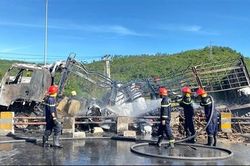 Xe tải gãy gục sau khi cháy dữ dội trên Quốc lộ 1A