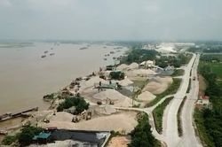 Hàng loạt bãi tập kết vật liệu xây dựng 'bức tử' đê điều ở Vĩnh Phúc