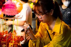 Phố Hàng Mã tấp nập trước thềm Trung thu