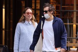 Harry Styles buồn vì bạn gái bị chỉ trích