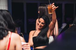Quán bar cấm khách nhìn chằm chằm vào nhau