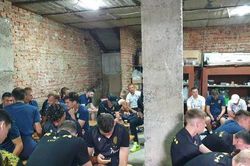 Các cầu thủ Ukraine vừa đá giải vô địch quốc gia vừa nghe ngóng xuống hầm trú ẩn