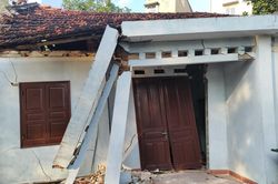 Hàng loạt ngôi nhà nứt toác, sập mái vì nằm cạnh mỏ sét