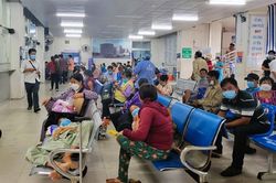 Quyền Bộ trưởng Bộ Y tế: Đau lòng khi người bệnh phải tìm mua vật tư bên ngoài