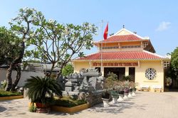 Viếng đền Trương Định