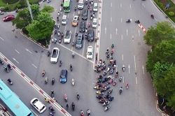 Xe máy, ô tô 'vô tư' vi phạm giao thông ở Ngã Tư Sở