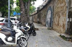 Hình ảnh nhếch nhác, lộn xộn đến không ngờ trên phố bích họa Phùng Hưng