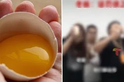 Công ty ở Trung Quốc gây phẫn nộ vì bắt sinh viên thực tập ăn trứng sống do không đạt KPI