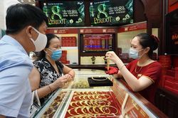 Giá vàng sáng 26/8 giảm 100 nghìn đồng/lượng