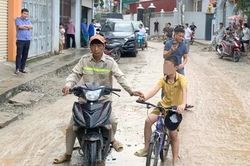 Bắt giam người đàn ông bịt mặt cướp tiền của học sinh giữa đường