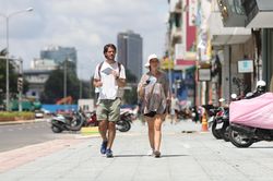 Hàng quán khu đất vàng Lê Lợi nhộn nhịp sau khi dỡ rào chắn