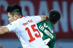 Cựu tuyển thủ U23 Việt Nam tung cùi chỏ trúng mặt Lee Nguyễn