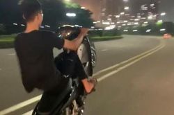 Điều khiển môtô một bánh, đăng clip lên TikTok