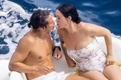 Orlando Bloom và Katy Perry trốn con đi lặn biển