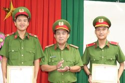 Khen thưởng 2 công an trả lại 350 triệu đồng