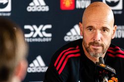 MU: Ten Hag úp mở để Casemiro đá chính, báo tin xấu về Martial