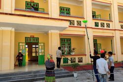 Hối hả tu sửa trường lớp, giáo viên đến tận nhà vận động học sinh đi học