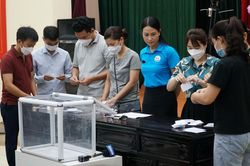 'Nghẹt thở' cuộc bốc thăm 'may rủi' để vào được vào trường mầm non