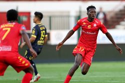 Pau FC thua sau khi Quang Hải vào sân