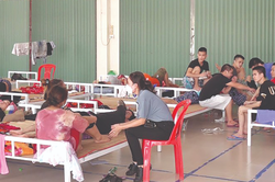 Vỡ mộng 'việc nhẹ lương cao'
