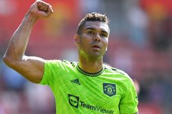 Casemiro bị xỏ háng trong ngày ra mắt MU