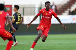 Quang Hải lại dự bị trong trận thua ngược của Pau FC