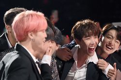BTS và những màn ăn mừng chiến thắng siêu 'lầy'