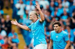 Man City ngược dòng ấn tượng trong ngày Haaland san bằng kỷ lục của tiền bối