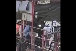 Thót tim cảnh bé trai điều khiển phà chở khách qua sông Đồng Nai