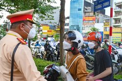 Dòng xe đua nhau đi ngược chiều ngay trước mắt CSGT