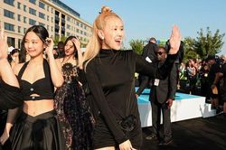 Blackpink lộ diện tựa nữ thần tại thảm đỏ MTV, hot như fanmeeting