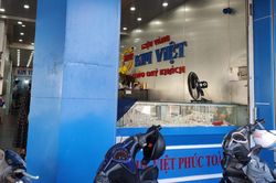 Dùng búa phá tủ đựng vàng bị người bán hàng chống trả quyết liệt