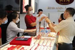 Giá vàng hôm nay 29/8: Thế giới giảm mạnh không thể hình dung nổi, trong nước bở hơi tai giảm theo