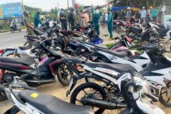 Hàng trăm 'quái xế' vứt xe trốn vào rừng