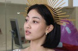 Mặt mộc gây chú ý của trưởng nhóm TWICE