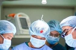 Gắp dị vật trong vùng kín bé gái 5 tuổi